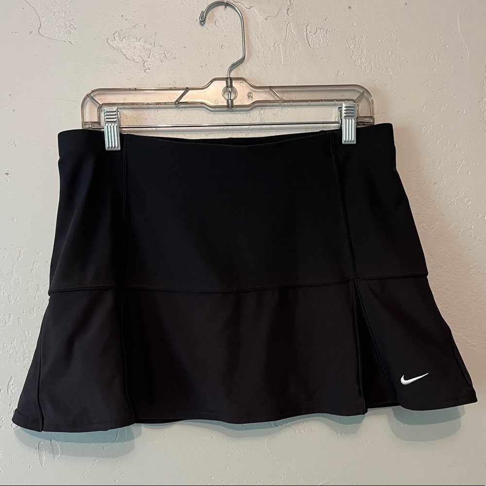 Nike NikeFITDRY skirt in black. Size M.